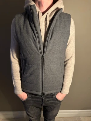 John Henric väst - Tjena säljer nu denna riktigt snygga väst från John Henric. Den är i riktigt bra skick. Nypris 1800✅Vid minsta funderingar så är det bara att höra av sig//Allt gott