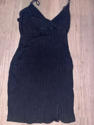 Kort klänning - Kort klänning storlek M, den verkar vara lite mindre i storlek (ialla fall på mig som bär xs/s)  💗