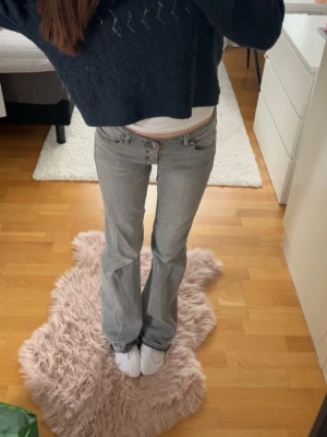 Grå jeans - Liten fläck på typ innerlåret som kanske går bort i tvätten (ej testat)  Storlek 158 men passar xs,s de är stretchiga