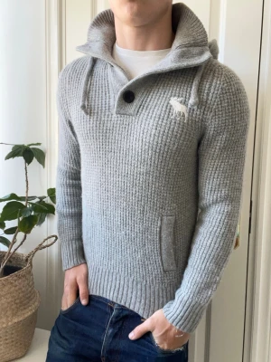 Abercrombie and fitch tröja - Abercrombie and fitch tröja - som en tjock hoodie i matieral. Inga defekter! Modellen i bilderna är 180 cm 75 kg och bär Storlek S, Kom med frågor! 🌟 (Kan gå ned i pris vid köp av paket 😉) 