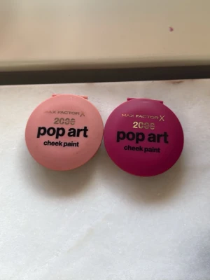 Max Factor Pop Art Cheek Paint duo - Två runda rouge från Max Factor Pop Art-serien i färgerna 40 one & Done samt 10 pulse. Endast testat färgerna på handen 