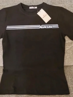 Svart Moncler t-shirt med logga - Säljer en svart moncler t shirt perfekt för sommaren i stl Lhelt ny med taggen 