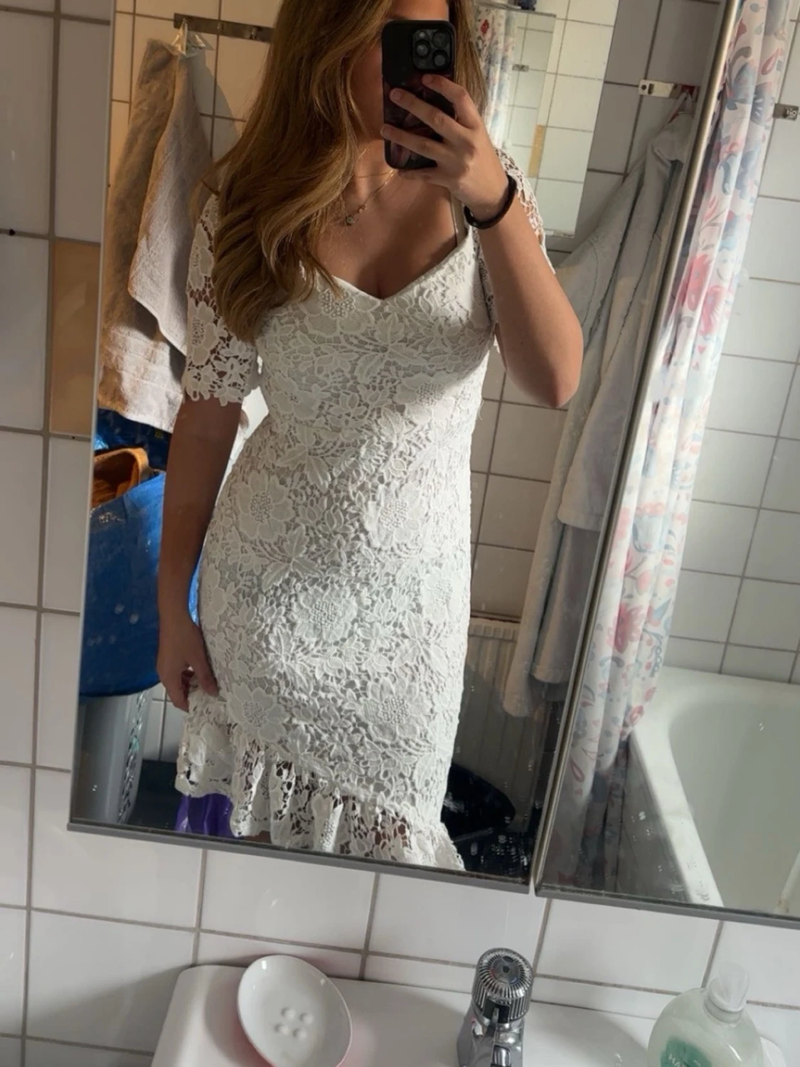 Vit spetsklänning med volang