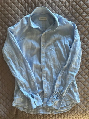 John Henric linné skjorta - Säljer nu min john henric skjorta då någon annan har bättre användning för den nu till sommaren!☀️| Väldigt bra skick som ni ser på bilderna, bara lite skrynklig. | Linne material som är väldigt luftigt och behagligt till sommaren! | Blå fin färg. | Släng iväg en signal vid funderingar så svarar jag snabbt. | 