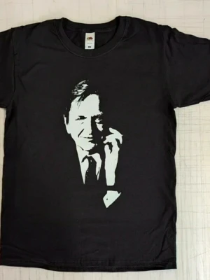 Svart t-shirt med Palme tryck från Fruit of the Loom - Cool svart t-shirt med ett stilrent vitt tryck av en Olof Palme på framsidan. Klassisk passform och rund halsringning. Perfekt för dig som gillar grafiska motiv och enkel stil.