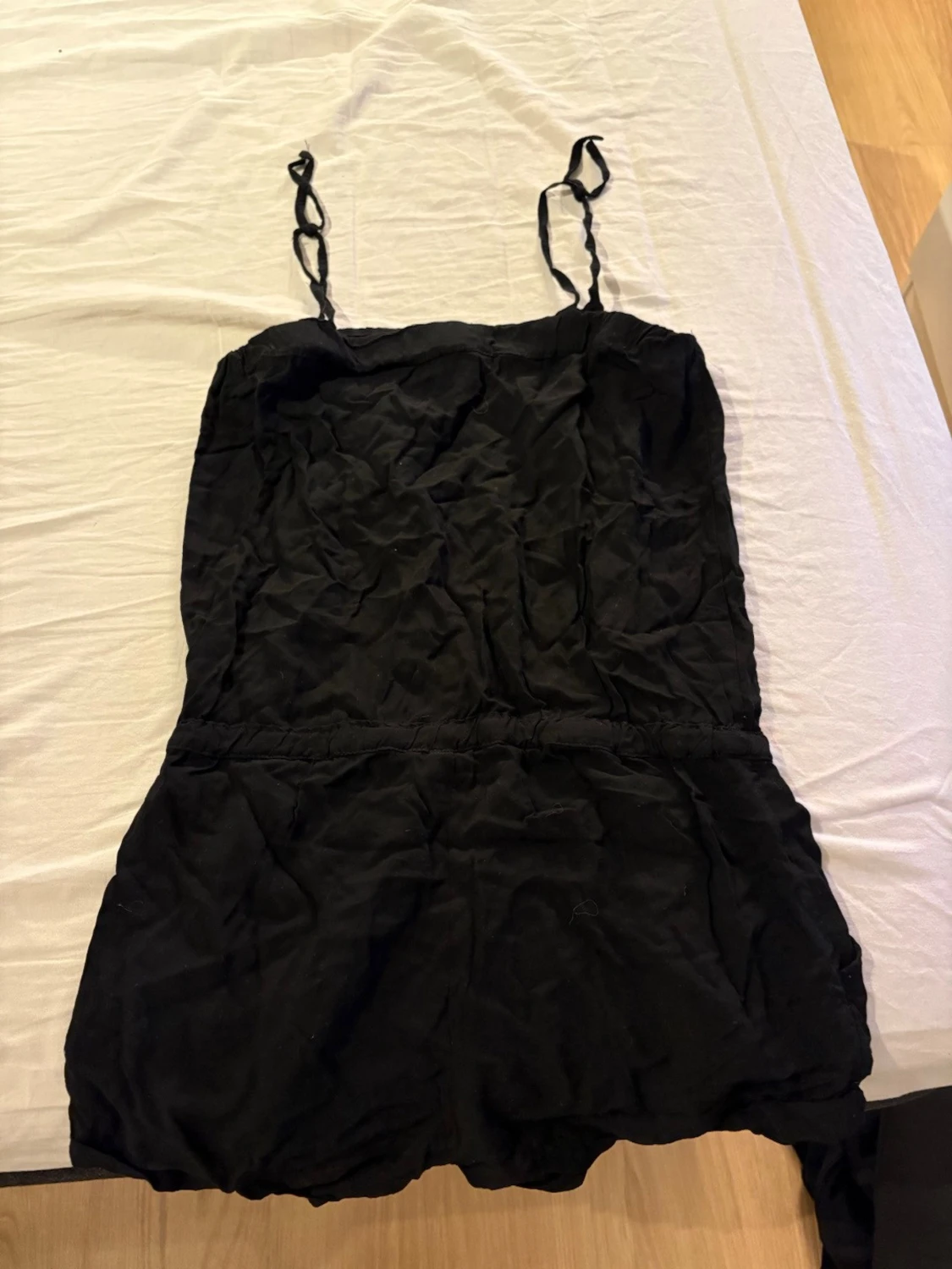 Svart kort jumpsuit med knytband - 1