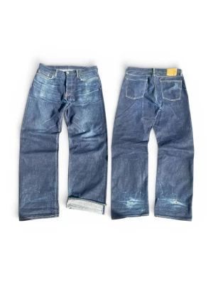 High quality japanese selvedge denim - NOT MOMOTARO. Selling a pair of high quality japanese heavy selvedge denim from the brand Old Hands. Jeans are 100% cotton made in Japan. They have started to fade and feature some heelbite in the back.   They feature a perfect wideleg fit and are in really great condition. They had one really small tear in the back (last slide) but i have patched it and it wont break. One of the front pockets has a hole in the inside. Measurments: Full length 116cm Waist 46.5cm Leg opening 25.5cm Thigh 32.5cm 
