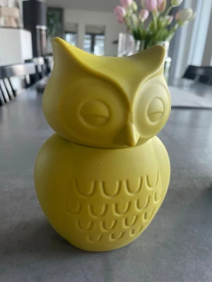 Sparbössa KG Design - Gul-grönsparbössa från KG Design i mjuk silikon. Myntinkast på baksidan. Perfekt för att spara småpengar och samtidigt ha en snygg inredningsdetalj i barnrummet.