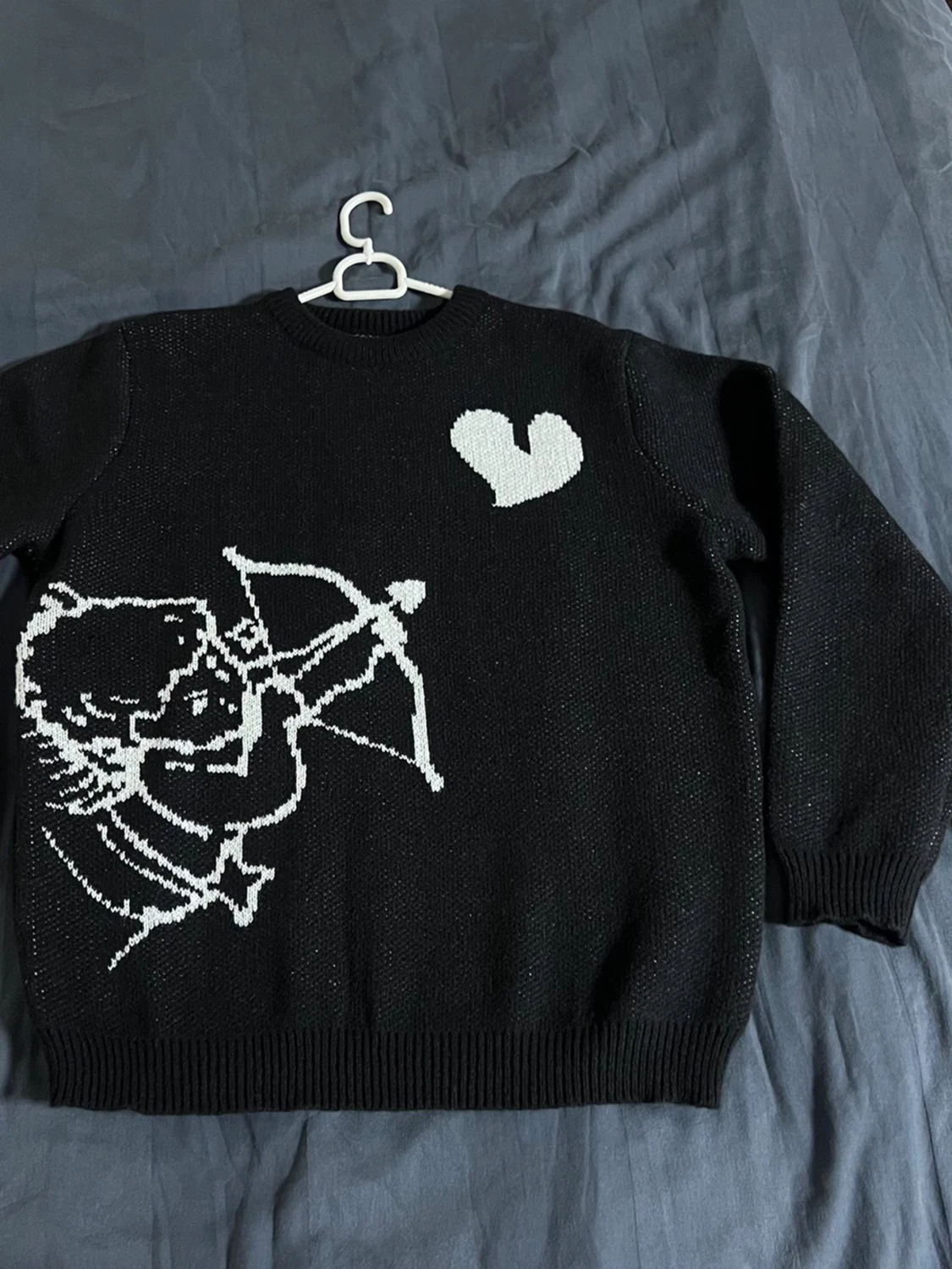 Svart stickad tröja med Cupid-motiv - 1