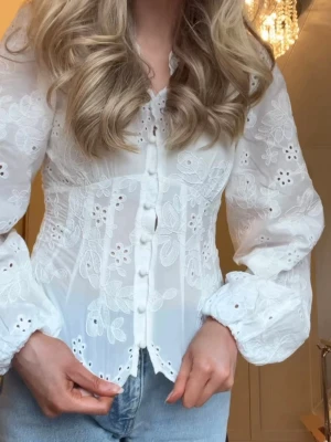 Ginatricot balloon sleeve blouse - Så fin vit spets blus från Ginatricot. Helt ny med prislappen kvar. Säljer för den va tyvärr lite förr liten för mig 💖