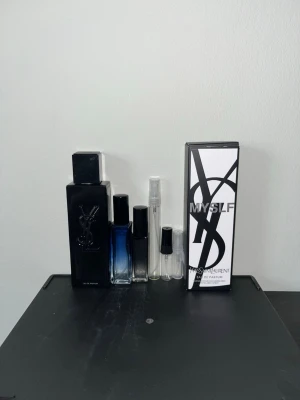 Yves saint Laurent myself edp—Sample, pris i beskrivningen  - Pris:1ml:17kr 2ml:34kr 3ml:51kr 5ml:85kr 10ml:160kr 20ml:300kr. Yves saint Laurent myself edp—Sample. Prova doften innan du köper hela flaskan!En god doft med citrus noter. Perfekt för en daily wear eller för sommaren! 