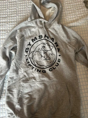 Gymshark hoodie - Gymshark hoodie från extremt gammal kollektion. Vet ej om dem fortfarande säljs idag. Säljer pga använder den inte överhuvudtaget. Storlek S. Regular fit. 