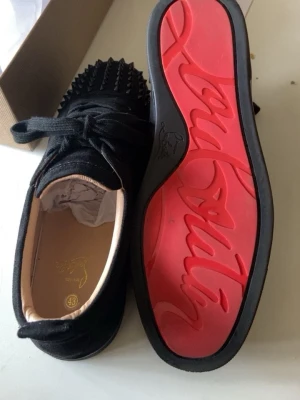 Loubs - Loubs med spikar har bara använt dom några gånger, jag säljer dom för att dom är för små. Kommer med skolåda, kvitto och dustbag och allt det, pris kan diskuteras hör av dig om du har någon fråga.