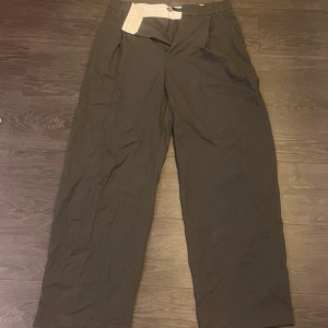 Gråa kostymbyxor från Zara - Gråa kostymbyxor från Zara med raka ben och klassisk passform. Storlek M, helt oanvända!