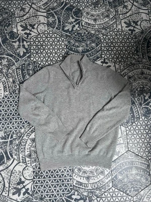 Soft Goat - 100% Kashmir zip - Grymt skön Kashmir zip från Soft Goat! | Mycket fint skick! Endast ett litet lagat hål (se bild 6), inget märkbart vid användning! Taggen vid kragen är borttagen | Storlek: S | Vid frågor eller funderingar finns jag i DM! 📩 Mvh CVB Closet