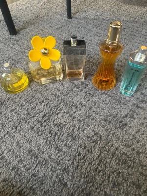 Daisy parfym från Marc Jacobs - Marc Jacobs ca 50ml kvar. Dolce&Gabbana ca 20ml kvar. Samba ca 95ml kvar. Bi*es 45ml kvar. The body shop ca 35ml ivar. Clarins Aroma 15ml kvar. Allt för 890kr❤️ Vissa utan kork och inga lådor till dem🩷