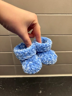 Virkade bebisskor  - Super söta virkade bebisskor i ljusblått - passar nyfödda och upp till 6 månader 🩵