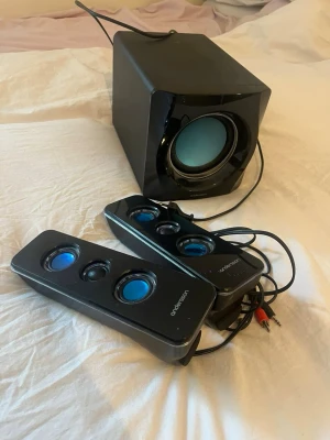 Tre par svarta högtalare - Säljer tre sett med högtalare, fult fungerande i ett mycket bra skick, endast använda ett halv års tid! Köp de alla tillsammans för ett gott pris!