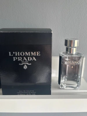 Prada L’homme edt - Prada L’homme edt 50 ml, väldigt fin fräsch doft, skulle beskriva den som lite sommrigare uppklädd fin doft som inte är särskilt citrus stark, mer mjuk doft. Typ 3/4 kvar av den, originalförpackning tillkommer