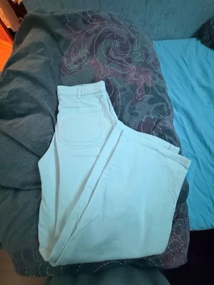 Vita raka jeans från Pull&Bear - Jättefina vita jeans från pull&bear som tyvärr blivit för tajta i midjan för mig🩷uppsydda för att passa 140cm lång🤩inga fläckar eller dylikt