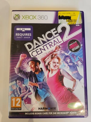 Dance Central 2 till Xbox 360 - Dance Central 2 är ett dansspel till Xbox 360 som kräver Kinect-sensor. Omslaget är lila och svart med färgglada dansare. Spelet innehåller många låtar och dansrörelser, perfekt för dig som gillar musikspel och rörelse. PEGI 12. Bonuskort för Microsoft Points ingår.