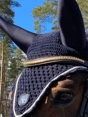 Kingsland soundless huva (full) - Snygg marinblå huva från Kingsland med elastiska ljuddempade öron i storlek FULL, perfekt för känsliga hästar. Använd på tävling 5 gånger. I väldigt fint skick och öronen håller sin form, inga rynkor. 