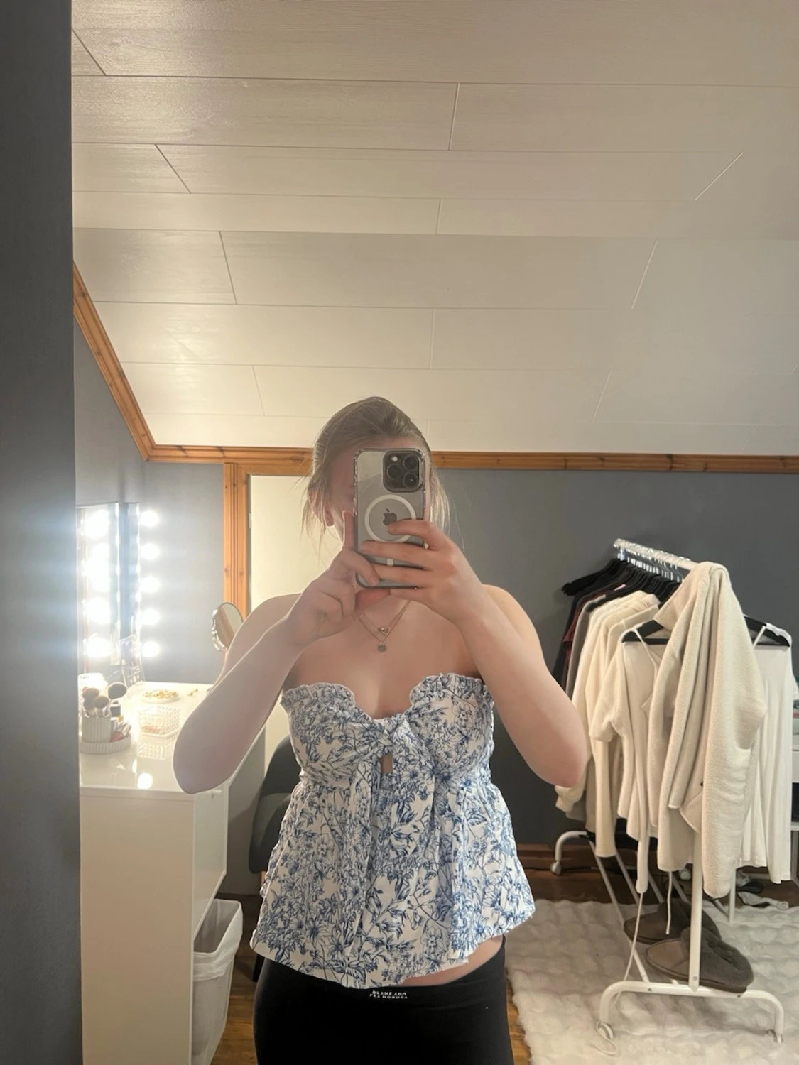 Blåvit blommig axelbandslös topp