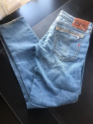 Replay Jeans  - Säljer ett par riktigt snygga Replay jeans. Storleken på jeansen är W30, L30. Passar till XS/S. Perfekta till vardagslooken och passar till det mesta. Säljs för 199kr pga att jag inte får användning av dem och nypris är 1500-1800kr!☺️