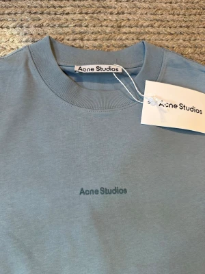 Acne Studios - Acne Studios t-shirt i Storlek S. Är baggy i modellen så sitter mer som en M