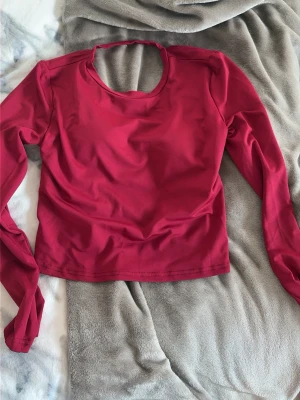 Röd långärmad tröja utan rygg - Köpt på Plick, aldrig själv använd och är i bra skick, lapp saknas :(, skulle dock säga att storleken funkar xs-m ungefär. Säljer så jag inte tycker att den passar mig. Den har inbyggd BH. 🫰 Lämna gärna prisförslag ❤️