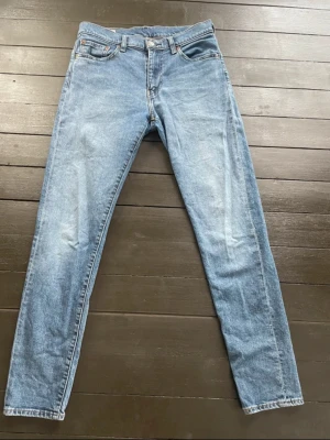 Levi's ljusblå raka jeans 512 - strl 29/32 - Säljer dessa snygga Levi’s jeans av modell 512 i storlek 29/32. Dem är generellt i bra skick utöver en liten fläck på benet som knappast märks av vid användning. Innerbenslängden är 75cm. Benöppningen är 30cm och midjan är 74cm. Priset går att diskuteras. 