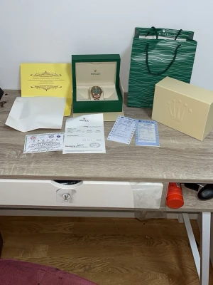 Role Day-Date grön urtavla roséguld - Exklusiv RoleDay-Date herrklocka med grön urtavla och armband i roséguld.  Den är strl 41 mm den tickar inte den är i bra kvalité inga skador man får med allting som är bilden pris kan diskuteras och tar byten beror på vad det är 