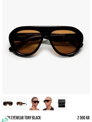 Svarta solglasögon från Chimi Eyewear - Stilrena svarta solglasögon från Chimi Eyewear i modellen Tony Black. Klassisk rektangulär form med svarta bågar och mörka glas. Helt oanvända nya, ligger i förpackningen.