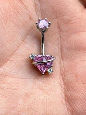 ⭐️NY Oanvänd navelpiercing i 316L Kirurgiskt Stål⭐️ - 🔥 ERBJUDANDE: Få 30% rabatt när du köper 2 valfria piercingar! 🔥  Passa på att fynda och uppdatera din smyckessamling 💖 Skicka ett meddelande vid intresse eller frågor!