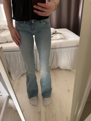 Nelly jeans - Lågmidjade bootcut jeans från Nelly i storlek 32. Knappt  använda. De är avklippta så att de passar mig som är 162 cm. Innerbenslängden är 78 cm.