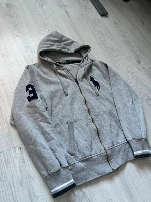 Ralph lauren zip hoodie  - Snygg Ralph Lauren hoodie storlek S i bra skick big ponny.