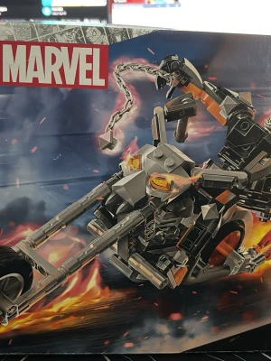 LEGO Marvel Ghost Rider motorcykel - Säljer ett LEGO Marvel-set med Ghost Rider-tema. Innehåller en detaljerad motorcykel i svart, grått och orange samt minifigurer. Motorcykeln har kedja och eld-detaljer, inspirerad av Marvels Ghost Rider. Perfekt för dig som gillar superhjältar och byggsatser. Oöppnad!!!!