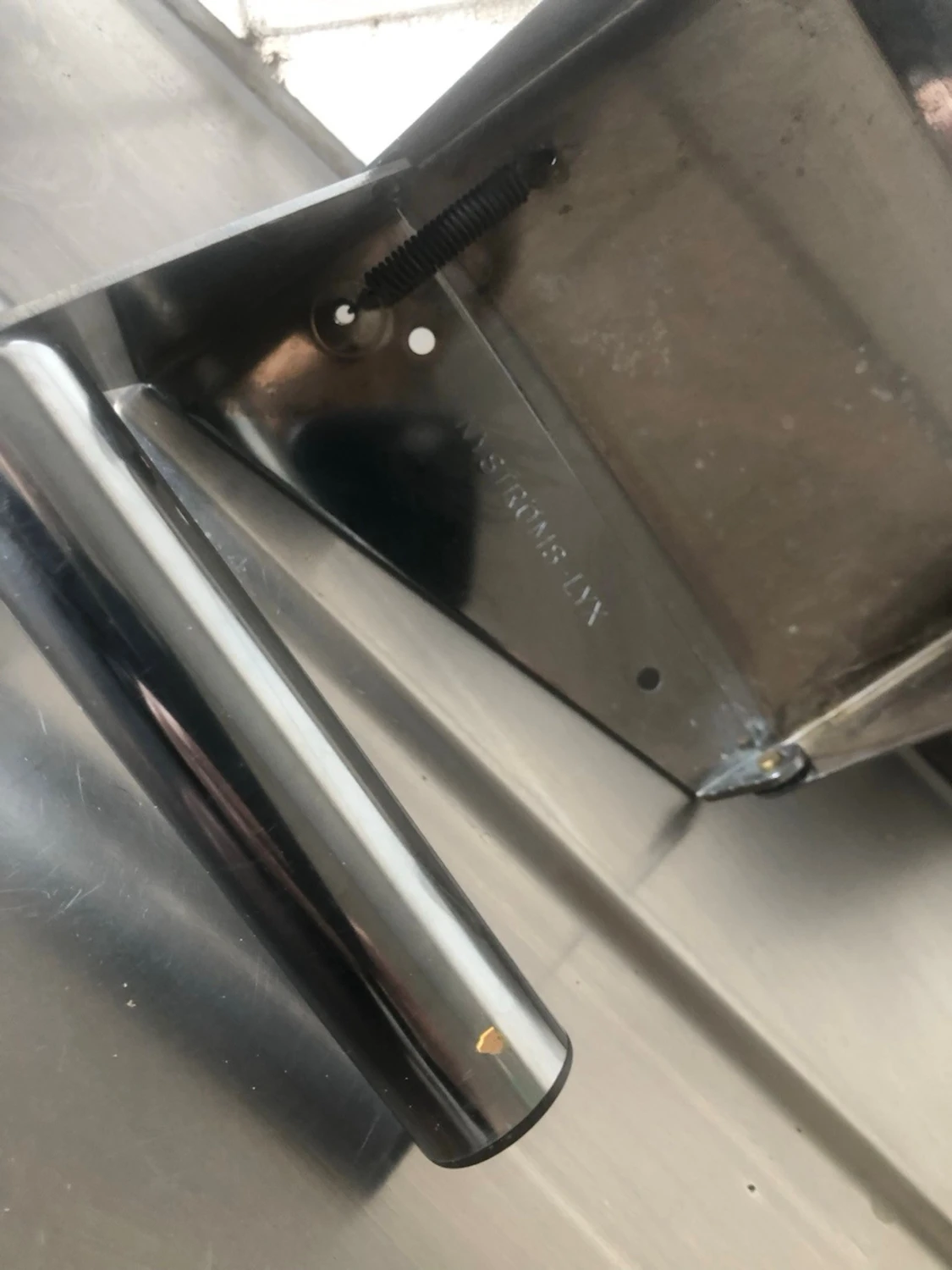 Metallisk väggmonterad hållare - 1