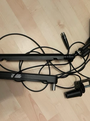 Svart mikrofonarm med XLR-kabel - Säljer en svart mikrofonarm i metall med inbyggd XLR-kabel. Armen är justerbar och passar perfekt för streaming, podd eller studio. Enkel att montera på skrivbordet med medföljande fäste. Stilren och praktisk design.