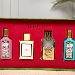 Parfym - Ett helt nytt och oöppnat parfym-kit med 4 stycken småflaskor. 