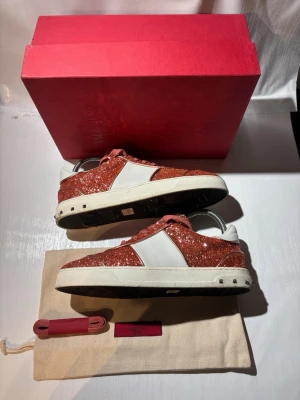 Valentino skor - Hej! Säljer nu mina skor från märket valentino, allt på bilden ingår, bra skick storlek 40. Tveka inte på att höra av dig vid frågor!