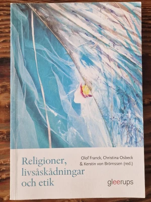 Religioner, livsåskådningar och etik - Kursbok för lärare i årskurs 4–6 som tar upp religion, livsåskådningar och etik. Författare är Olof Franck, Christina Osbeck och Kerstin von Brömssen. Perfekt för dig som pluggar till lärare eller behöver fördjupa dig i religionskunskap.