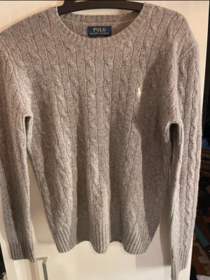 Grå  tröja Polo Ralph Lauren - Hej säljer en helt ny Ralph Laurent tröja aldrig använd i perfekt skick i stl L