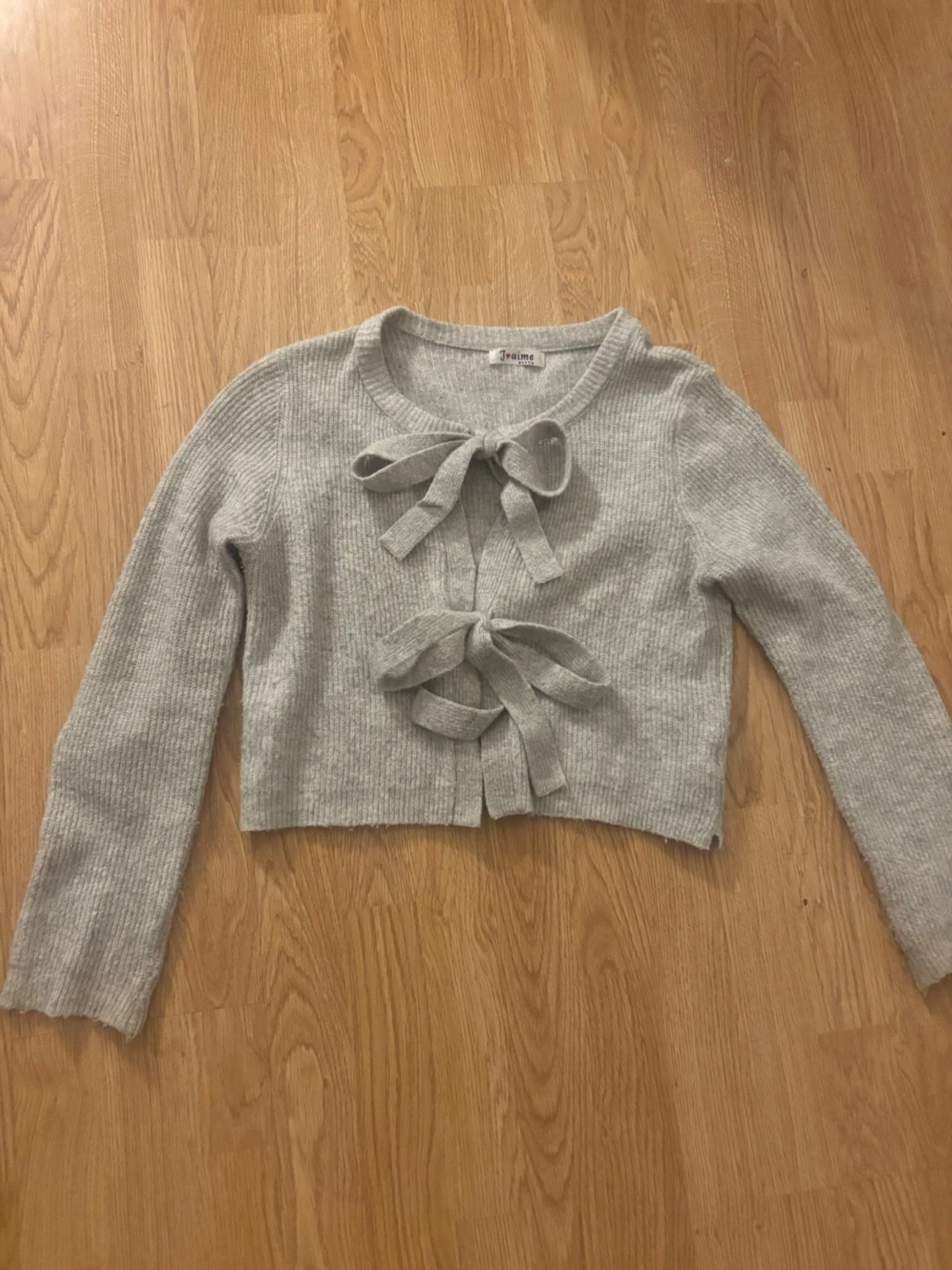 Ljusgrå stickad kofta med rosetter - 2