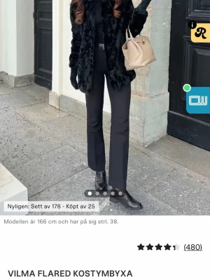 Svarta flared kostymbyxor Vilma - Säljer ett par svarta kostymbyxor från bikbok modellen heter wilma. De är helt nya med etiketten och kvittot. Säljs pga fel storlek då jag glömde testa den och tiden för retur passerade så kunde inte returnera de. Köptes för 499kr.