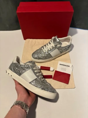 Valentino Flycrews - Supersnygga och trendiga Valentino Flycrews. Nytt skick! Knappt något tecken på användning. Alla nitar kvar. Dessa är i storlek 38. Nypris på dessa ligger runt 8000, säljs för 2650. Vid köp ingår box, skopåse, extra nitar samt kvitto. (Äkta vara)