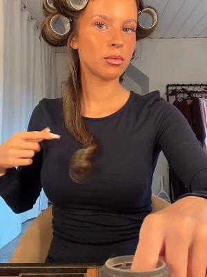 Mörkblå långärmad topp - En enkel och stilren mörkblå topp med lång ärm och rund halsringning. Toppen har en slim passform och är perfekt för att skapa en clean look. Materialet känns mjukt och stretchigt, vilket gör den bekväm att bära hela dagen.