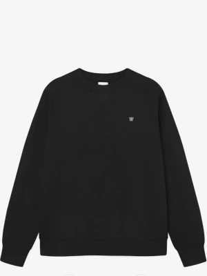 Svart sweatshirt från Wood Wood - Klassisk svart sweatshirt från Wood Wood med rund halsringning och diskret W-logga broderad på bröstet. Tröjan har ribbade muddar vid ärmslut. 