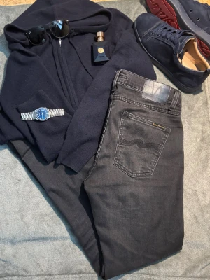 Nudie jeans - Säljer ett par as snygga mörka nudie jeans! Väldigt enkla, snygga och perfekt skick.