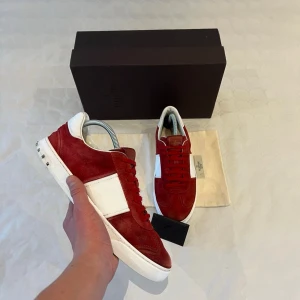 Flycrews - Säljer ett par riktigt feta Flycrews i riktigt bra sick. Skorna har inte tappat några nitar vilket är väldigt ovanligt. Skorna är i storlek 43,5.  Skriv gärna vid funderingar ✅ Priset är ej hugget i sten 🤗🔥